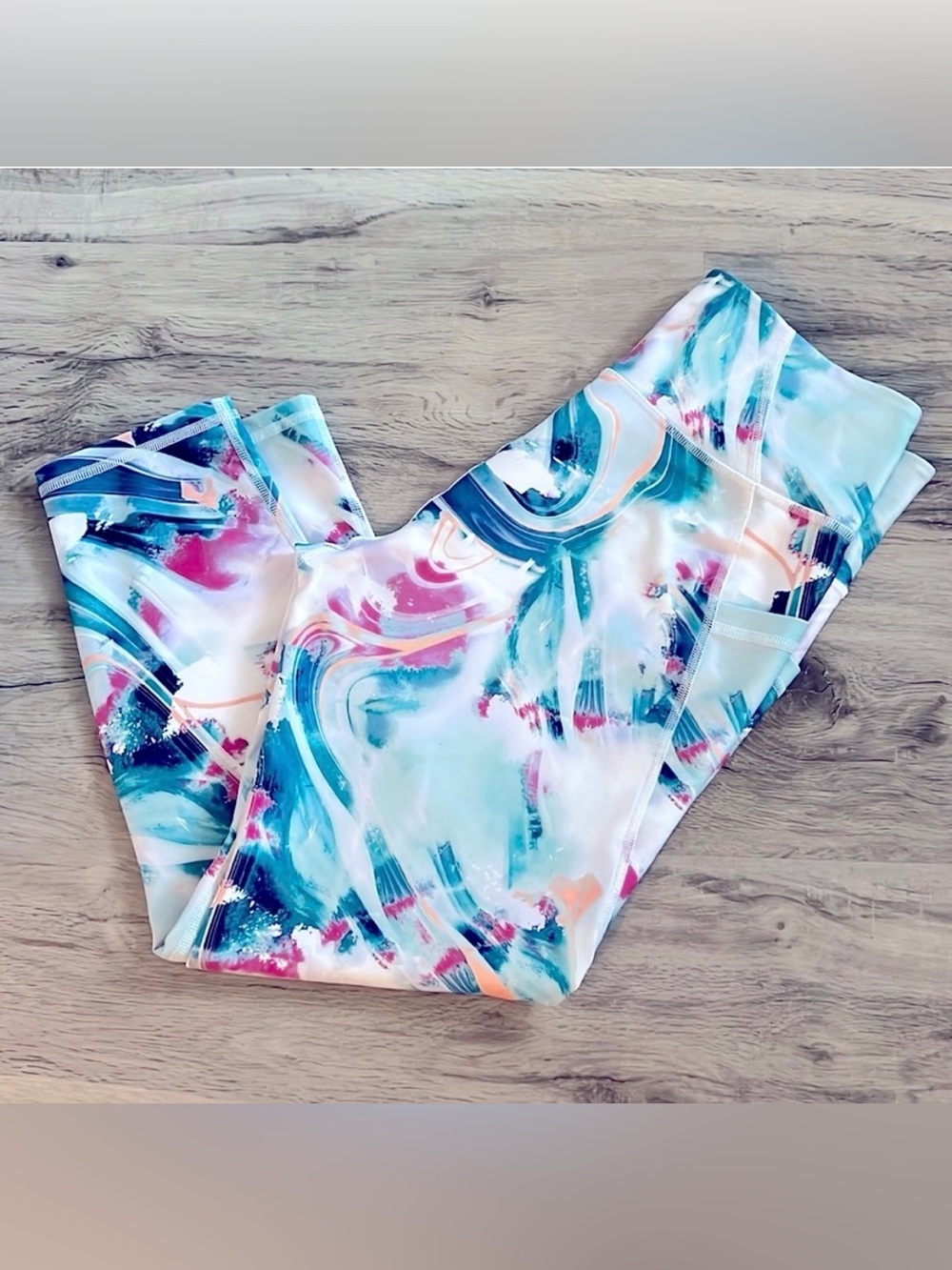 NWOT Kinesis Mid-Rise Moisture Wicking, Capri, Multicolor Leggings. Medium.